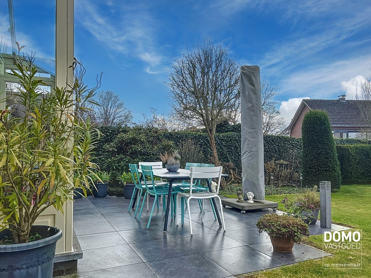 Ruime woning met 4 slaapkamers, groene tuin, terras en inpandige garage 