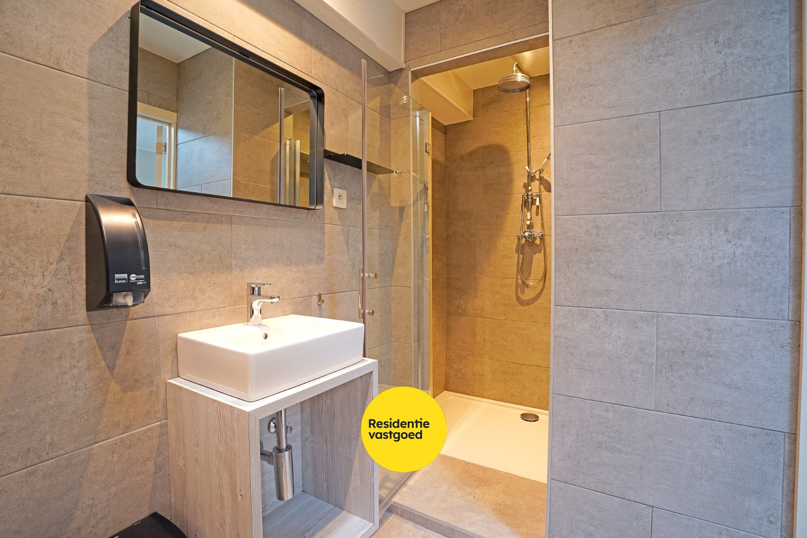 Gerenoveerde herenhuis (2025) in winkelstraat van Nieuwpoort-stad op 161 m². 