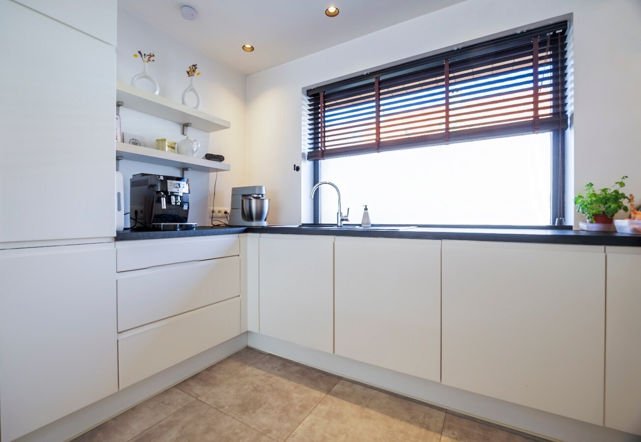 Knap gerenoveerde woning met uitzonderlijk lichtinval in het hartje van Heist 