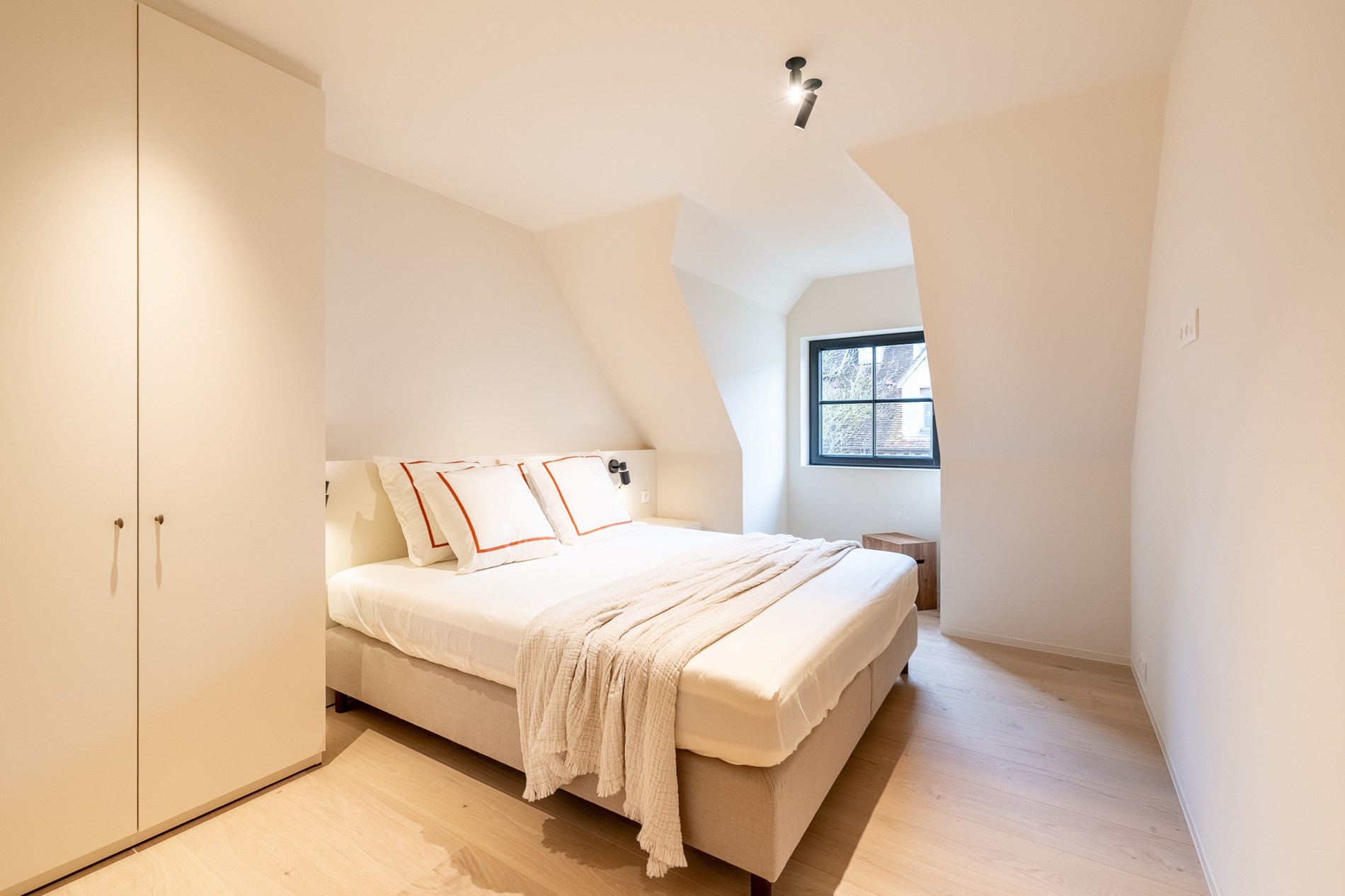 Luxueus gerenoveerde koppelvilla met zwembad in de Noordzeelaan te Knokke. 