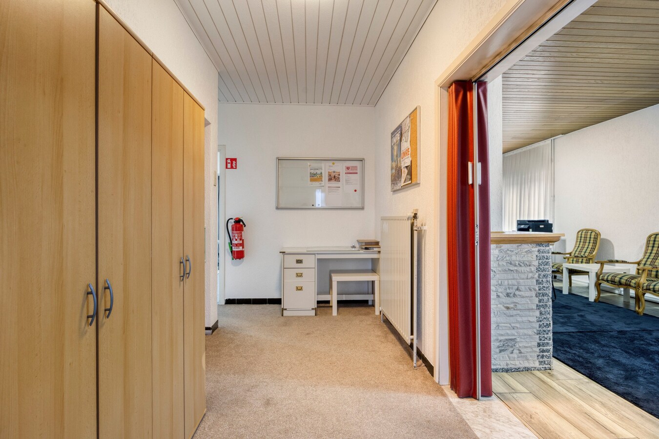 Woning met vergunde loods (300 m² x 2) en bijgebouw (50,50 m²). 