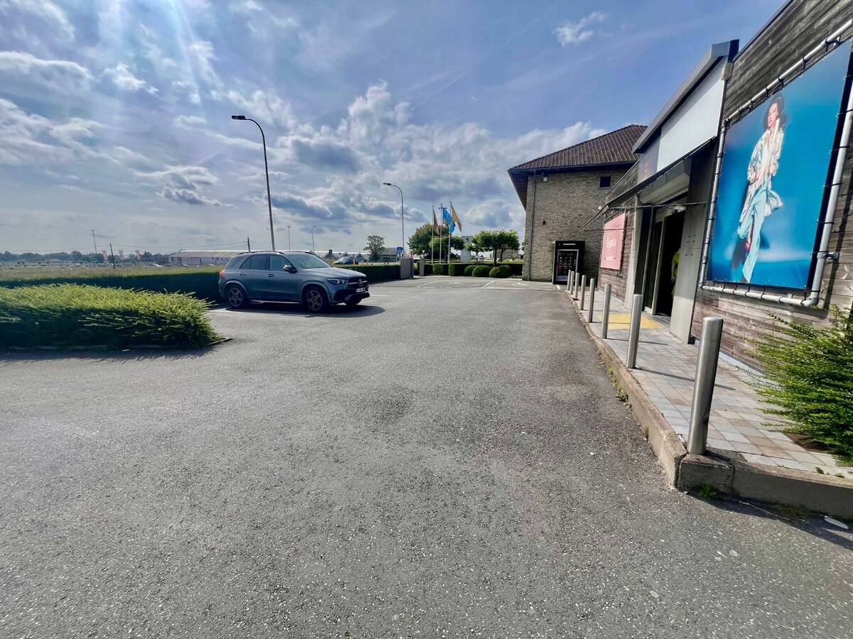 Ruime winkelruimte te huur in Moorslede, perfect voor diverse doeleinden! 