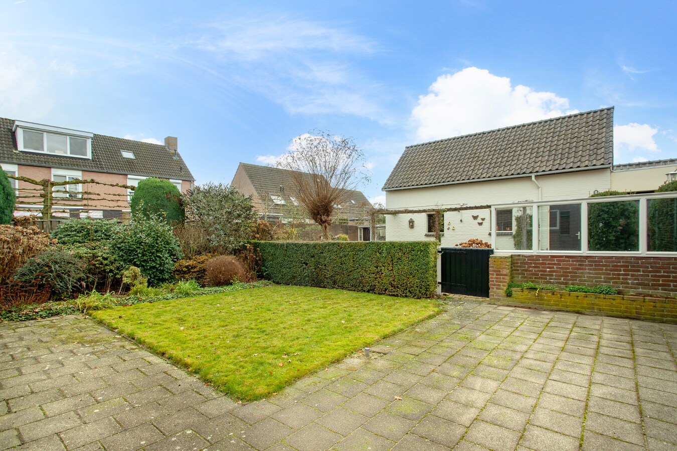 Halfvrijstaand woonhuis met garage gelegen op een royaal perceel van 460 m2. 