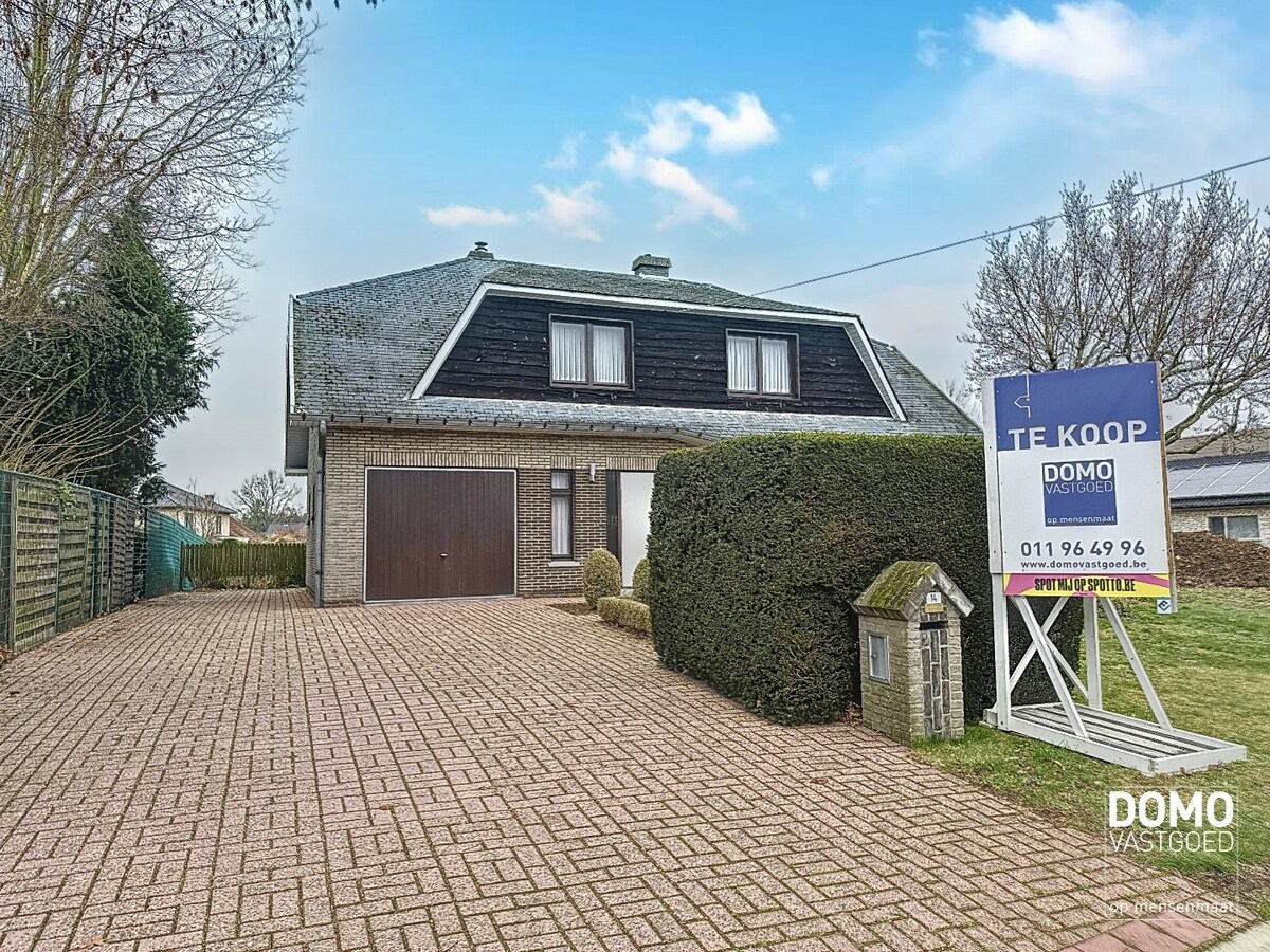 Charmante woning met ruime tuin en inpandige garage, rustig gelegen te Spalbeek. 