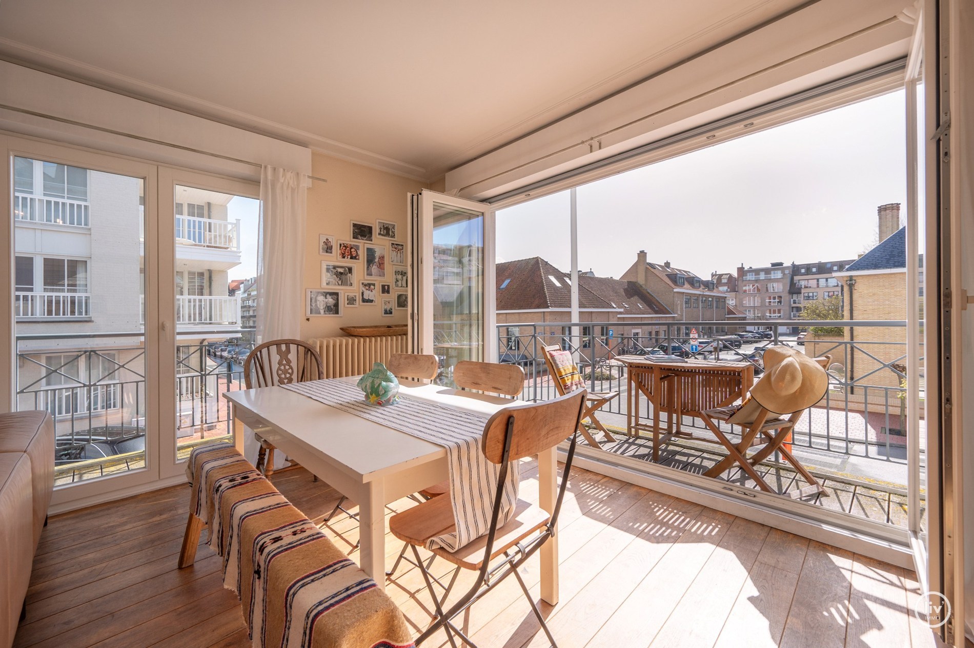 Zonnig HOEKappartement gelegen op de Van bunnenlaan met zicht op de Heilighart kerk te Knokke. 