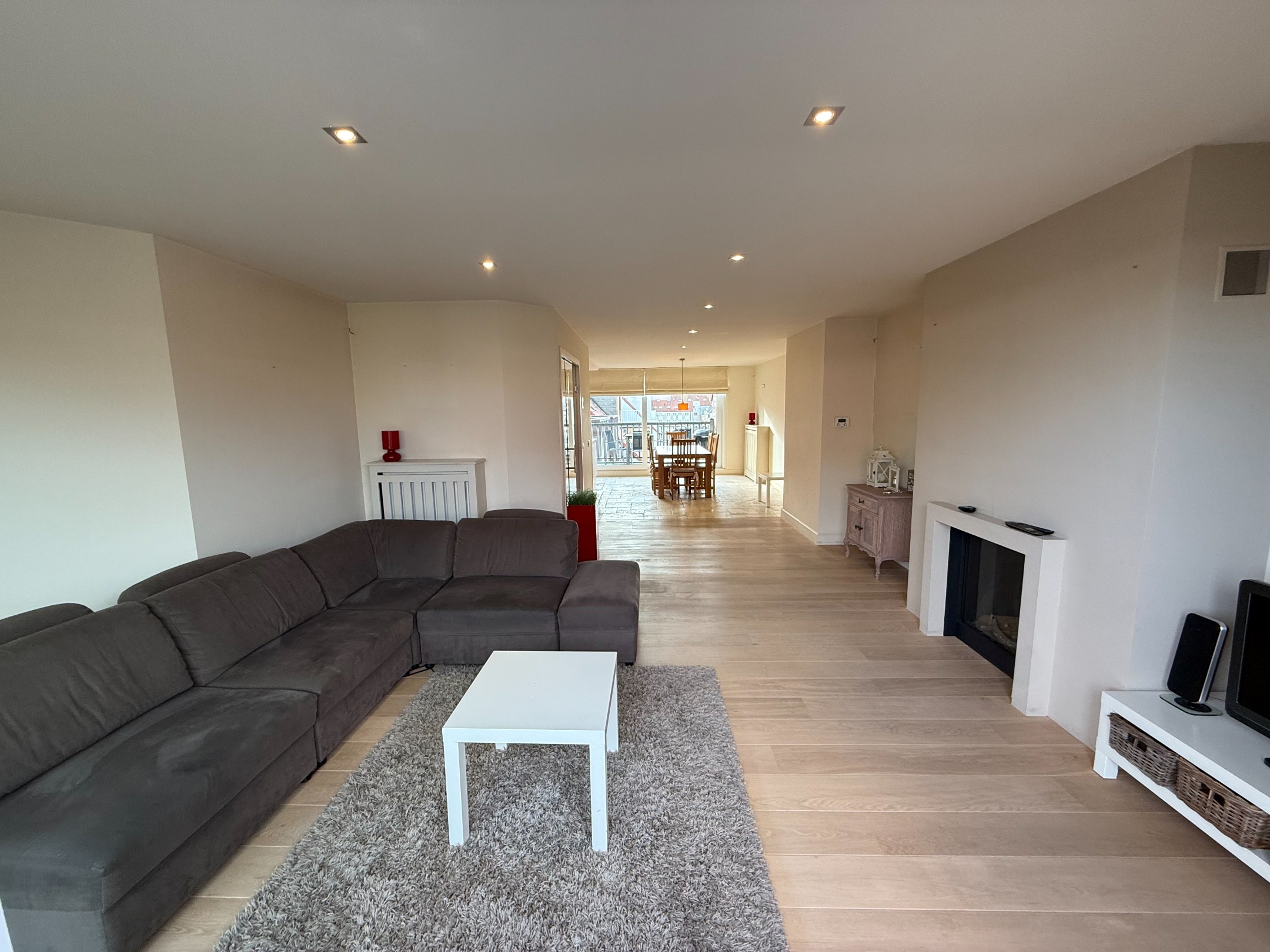 Meublé - Appartement en duplex avec trois chambres et de grandes terrasses situé au centre de Knokke. 