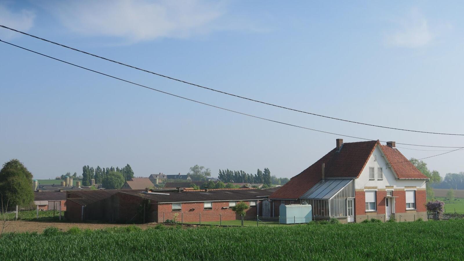 Charmante hoeve met aanhorigheden op idyllische ligging 