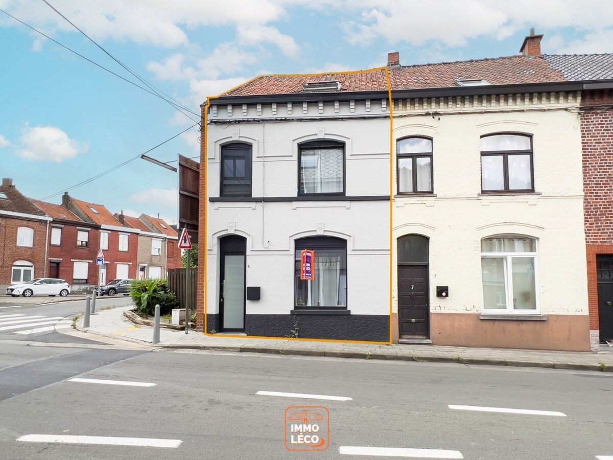 Maison 3 façades rénovée avec cour, à deux pas du parc de Mouscron 