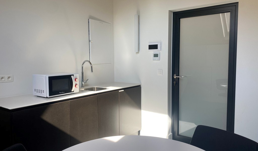 Gemeubelde kantoren in statig herenhuis aan R40 in Gent