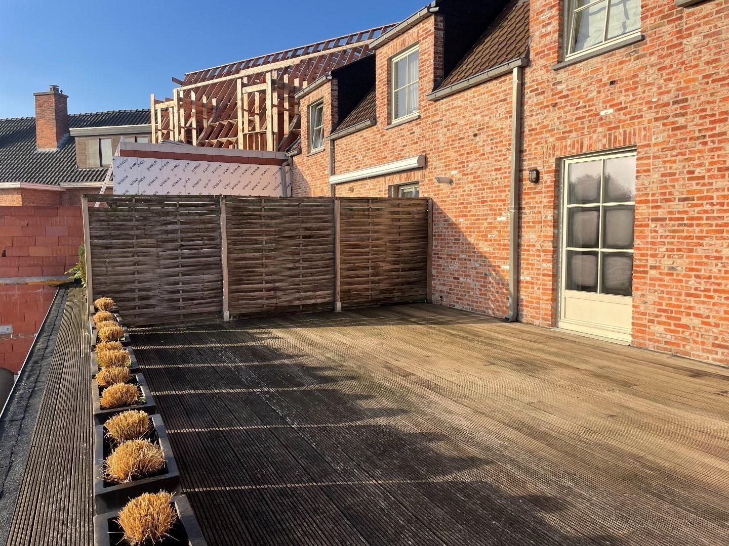 Centraal gelegen appartement met één slaapkamer, groot terras en ruime garage! 