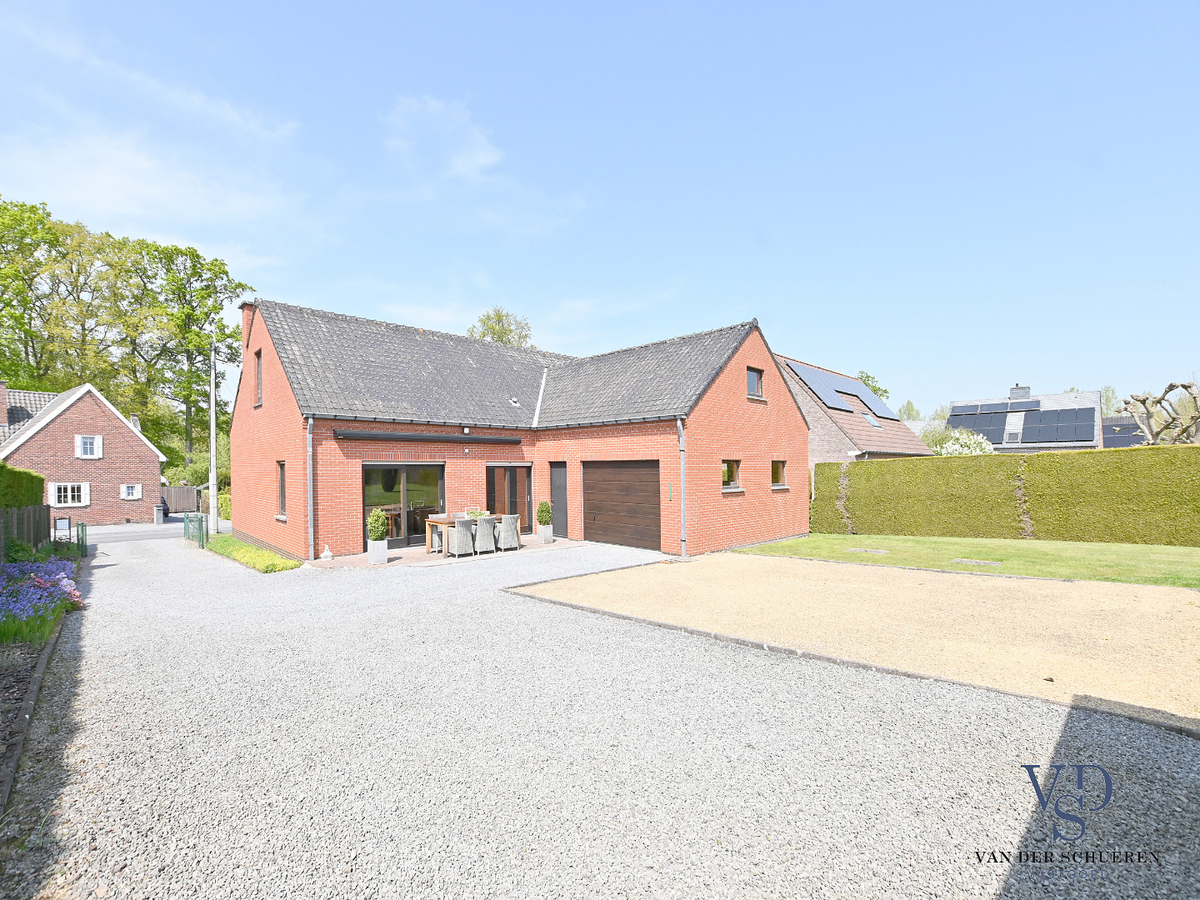 Bungalowwoning met mogelijkheden op een uniek perceel te Dikkelvenne. 