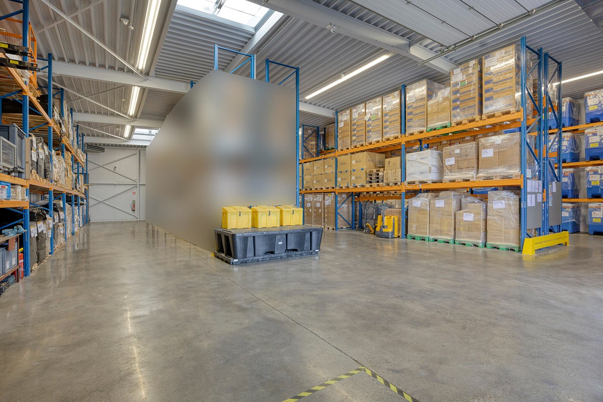 Grondig gerenoveerd KMO gebouw met magazijn en kantoorruimtes in Heverlee op een perceel van 11a19ca! – EPC -22,65 kWh/m² 