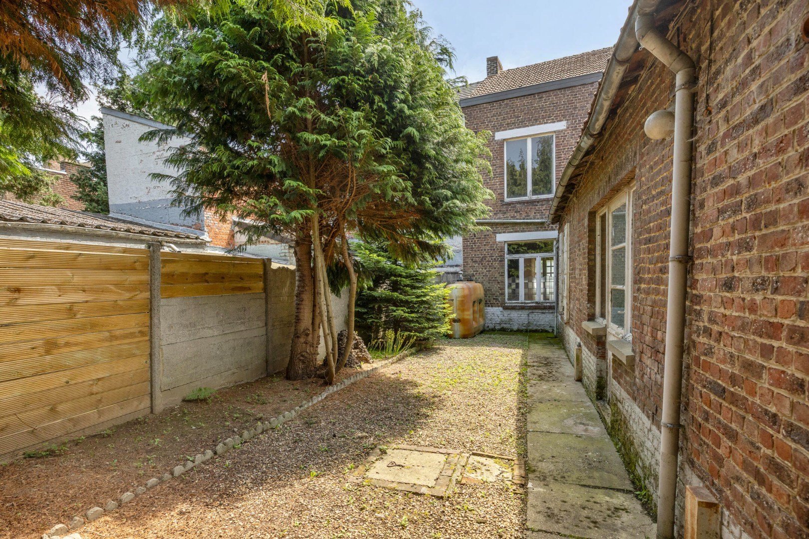 Ruime te renoveren woning met 3 slaapkamers in Lubbeek met doorgang langs het perceel van de buren. EPC: 736 KWH/m² 