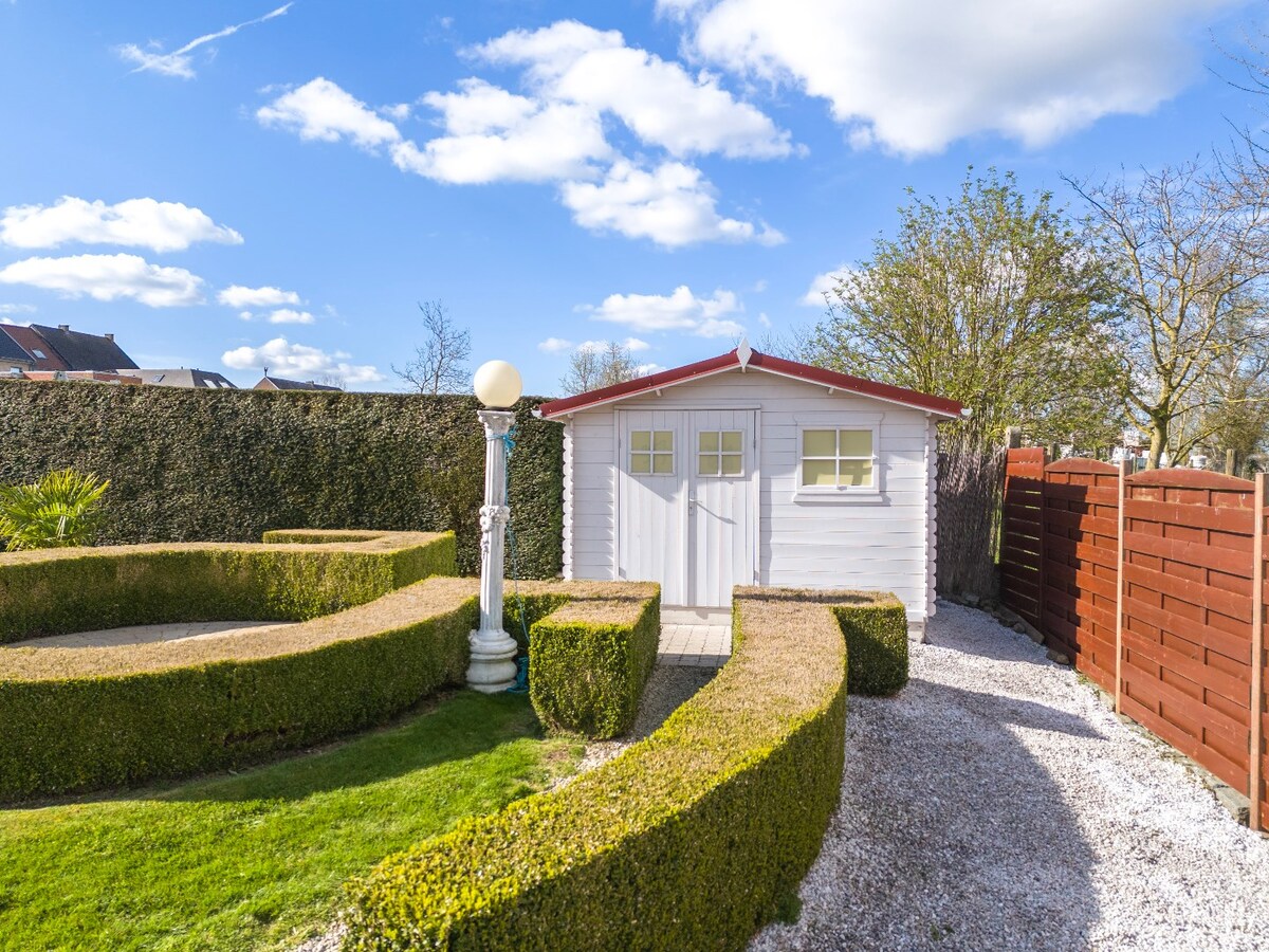 Instapklare en lichtrijke laagbouwwoning met garage te Kerksken 