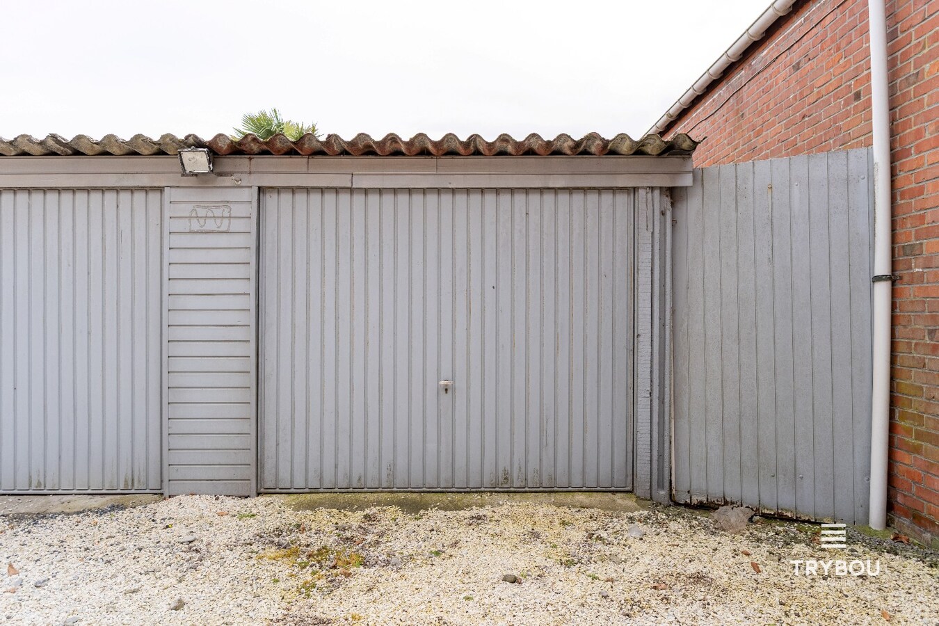 Ruime woning met winkelruimte, loods (optioneel) en garage 