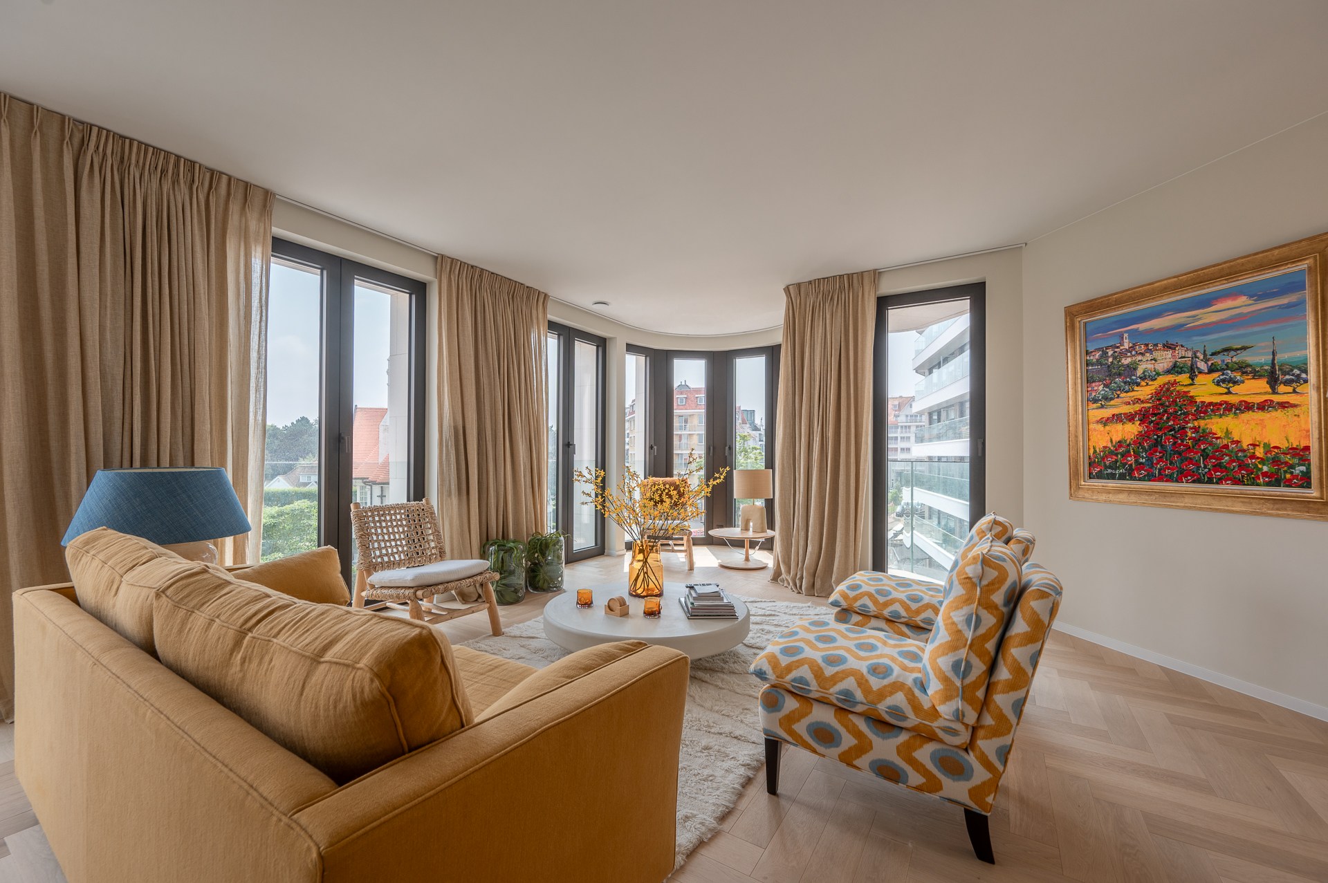 Op de tweede verdieping van de exclusieve residentie Triangle Vert, een gebouw geïnspireerd op de iconische Flat Iron in New York, vindt u dit uitzonderlijke hoekappartement. 