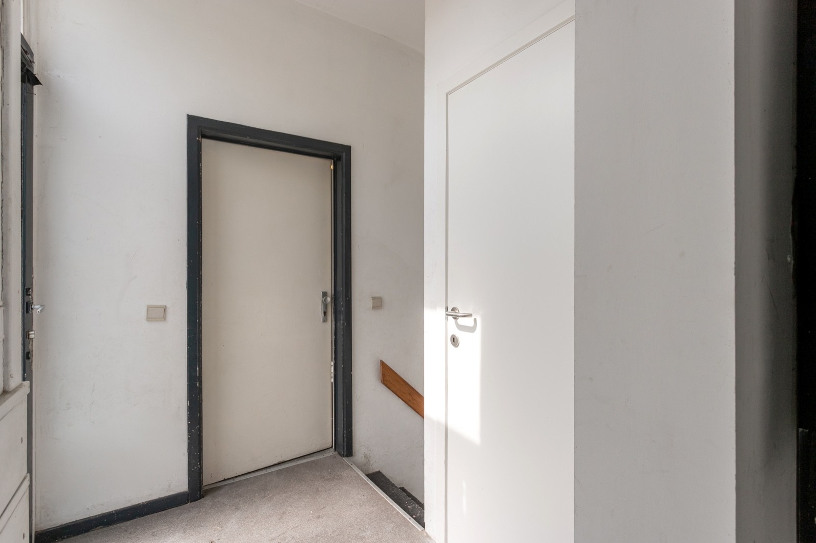 Opbrengsteigendom met 2 vergunde appartementen en kelders in het centrum van Halle 