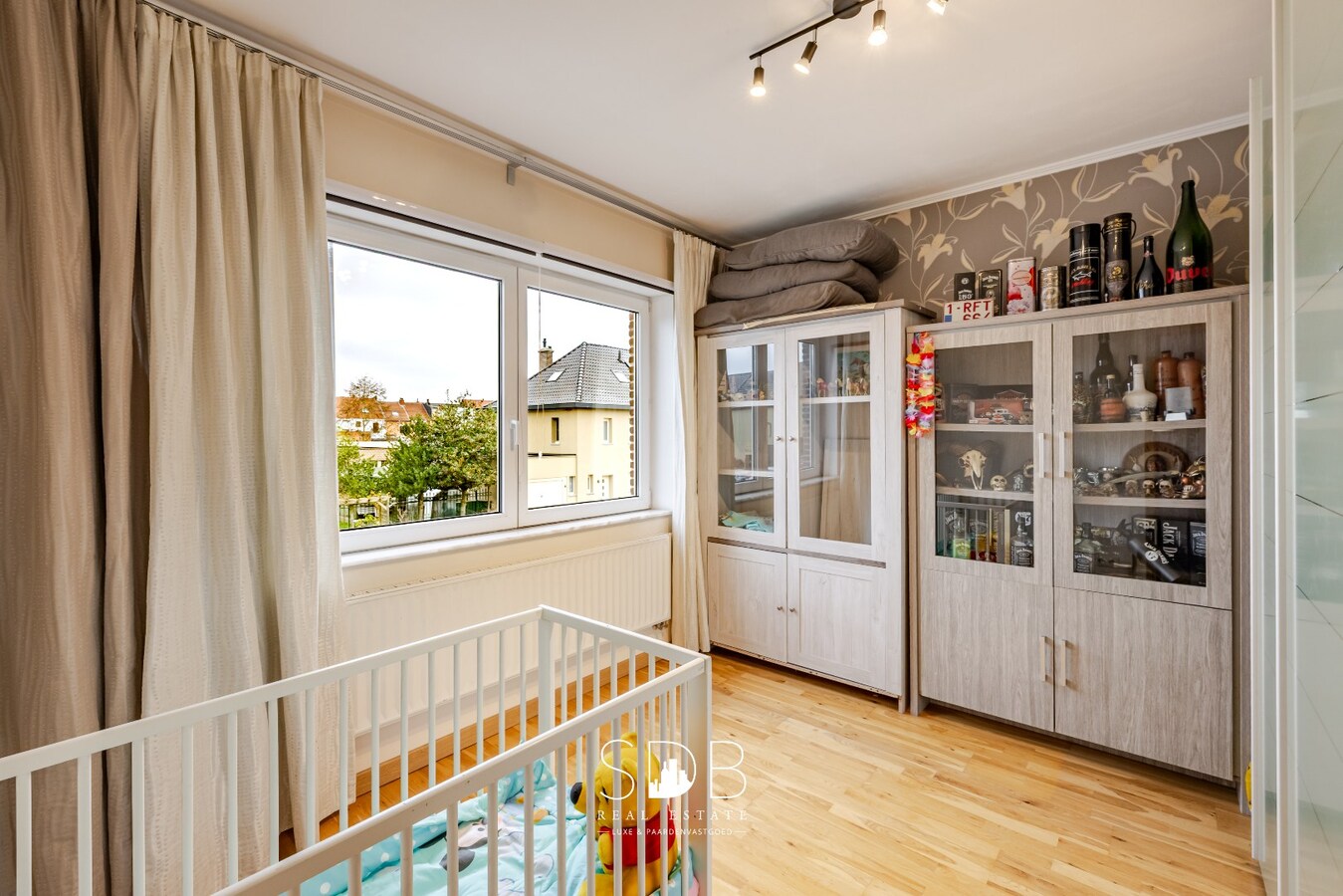 Instapklare half open bebouwing met gezinstuin 