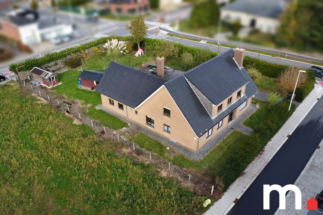 Alleenstaande Villa met 5 slaapkamers en 348m² bewoonbare oppervlakte te Lendelede! 
