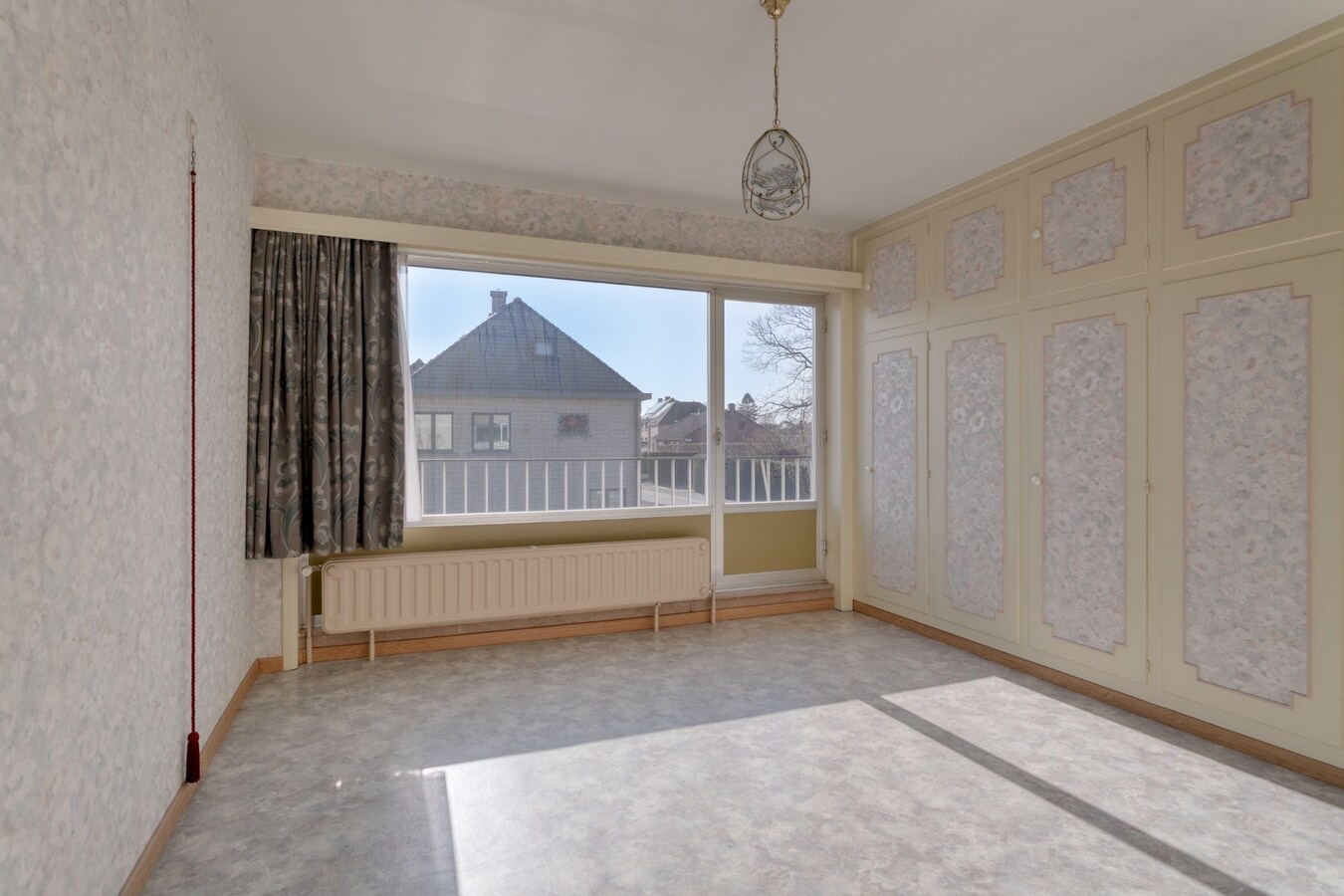 Ruime woning met 4 slaapkamers, veranda en volledig onderkelderd perceel (615 m²) 