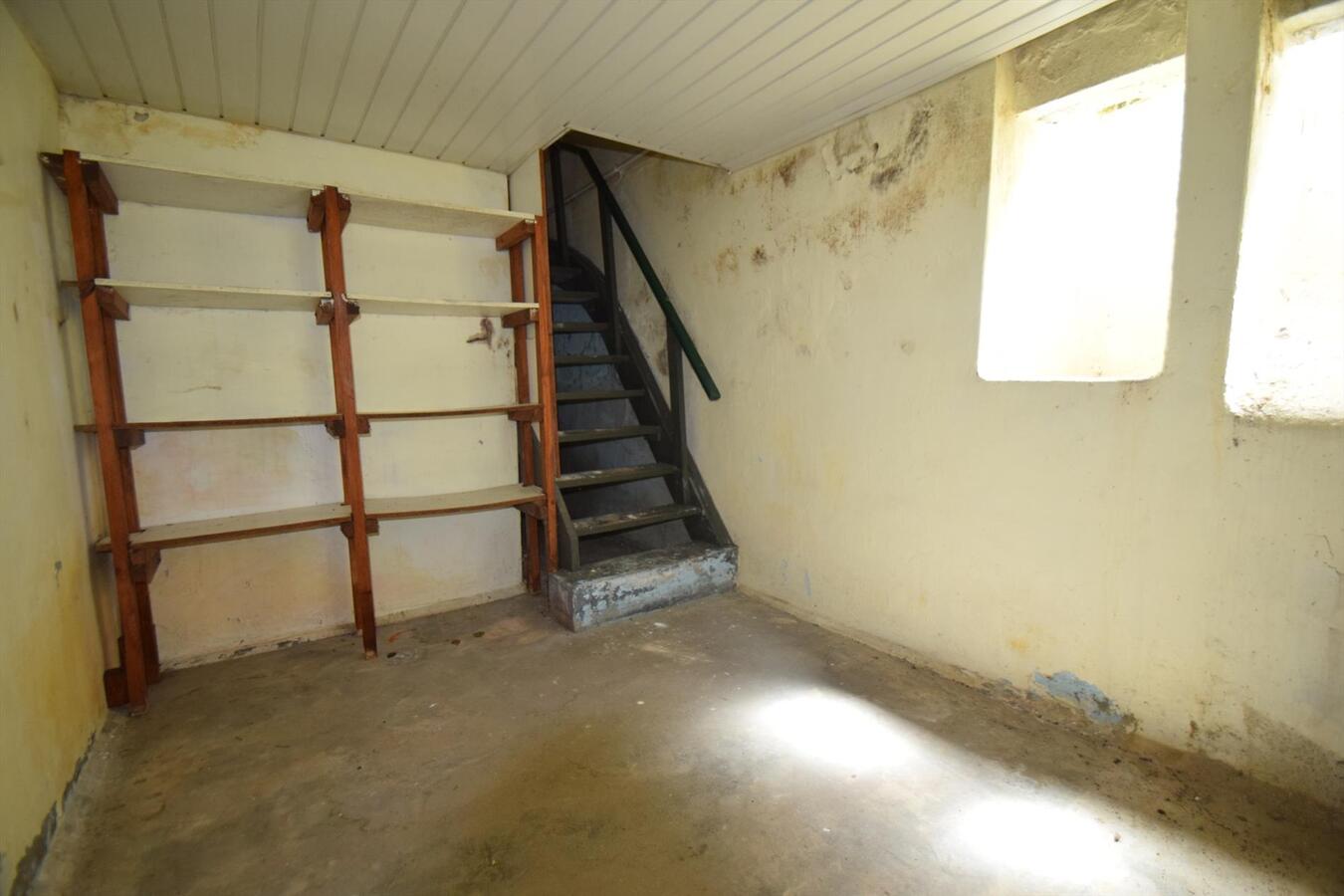 Ruime op te knappen woning met garage + zongerichte tuin, op 538 m² grond 