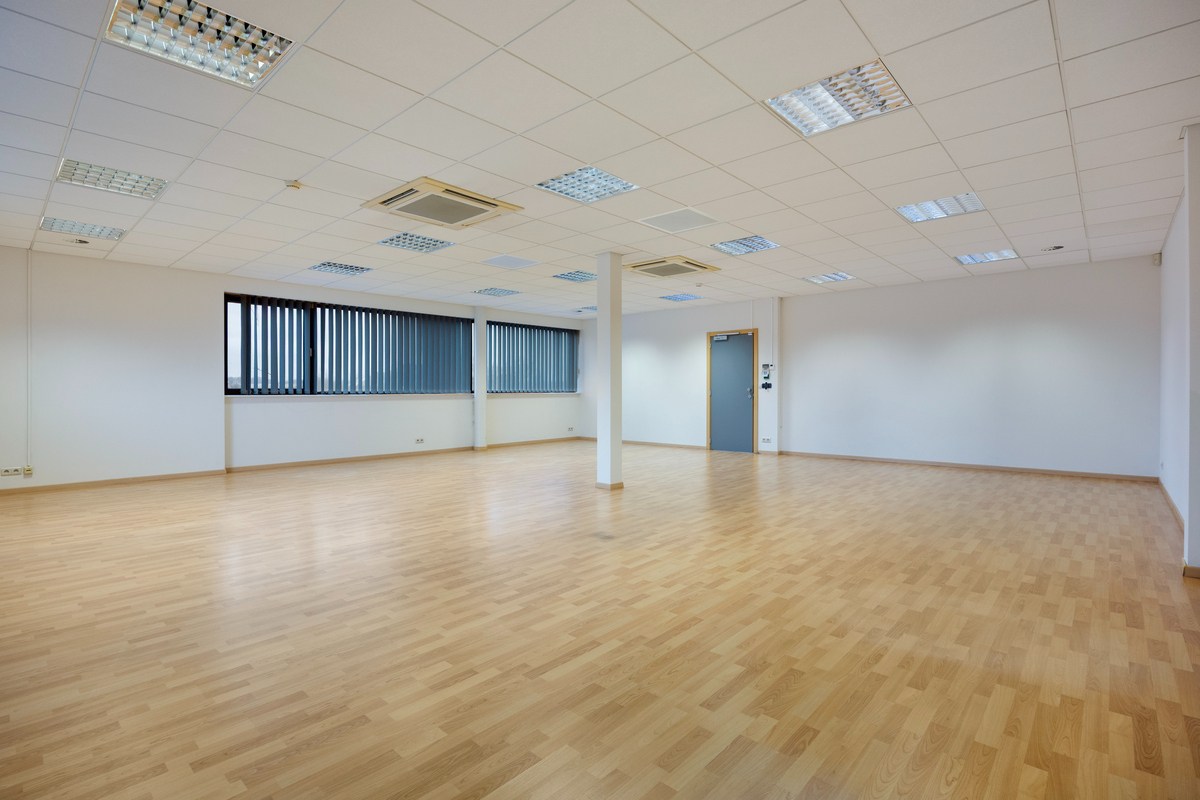 Kantoor te koop in het industriepark te Haasrode/Heverlee met 14 parkings - opp. 626 m² - verkoop van aandelen 