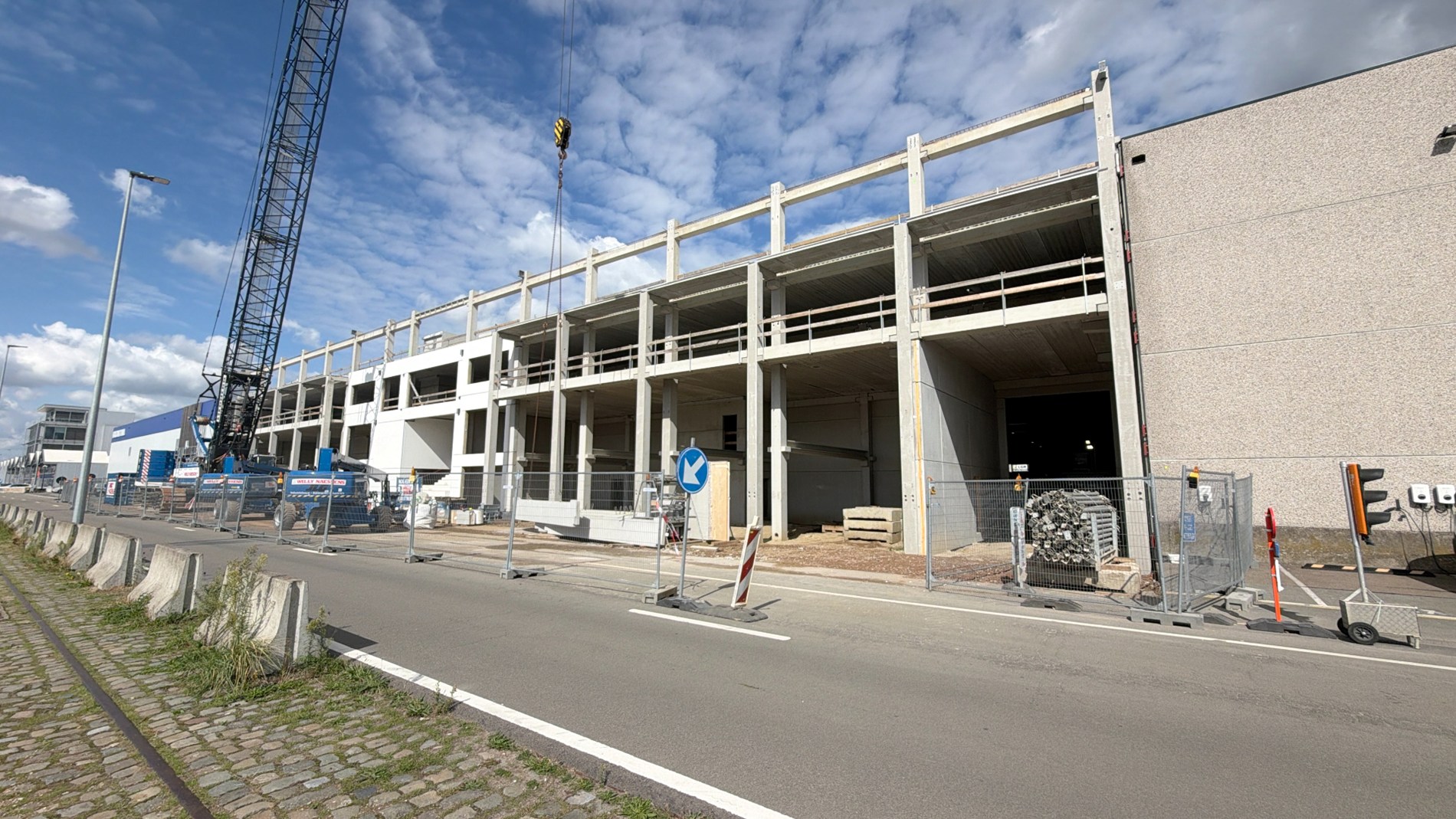 Magazijn met laadkade en nieuwbouw kantoren in haven Antwerpen