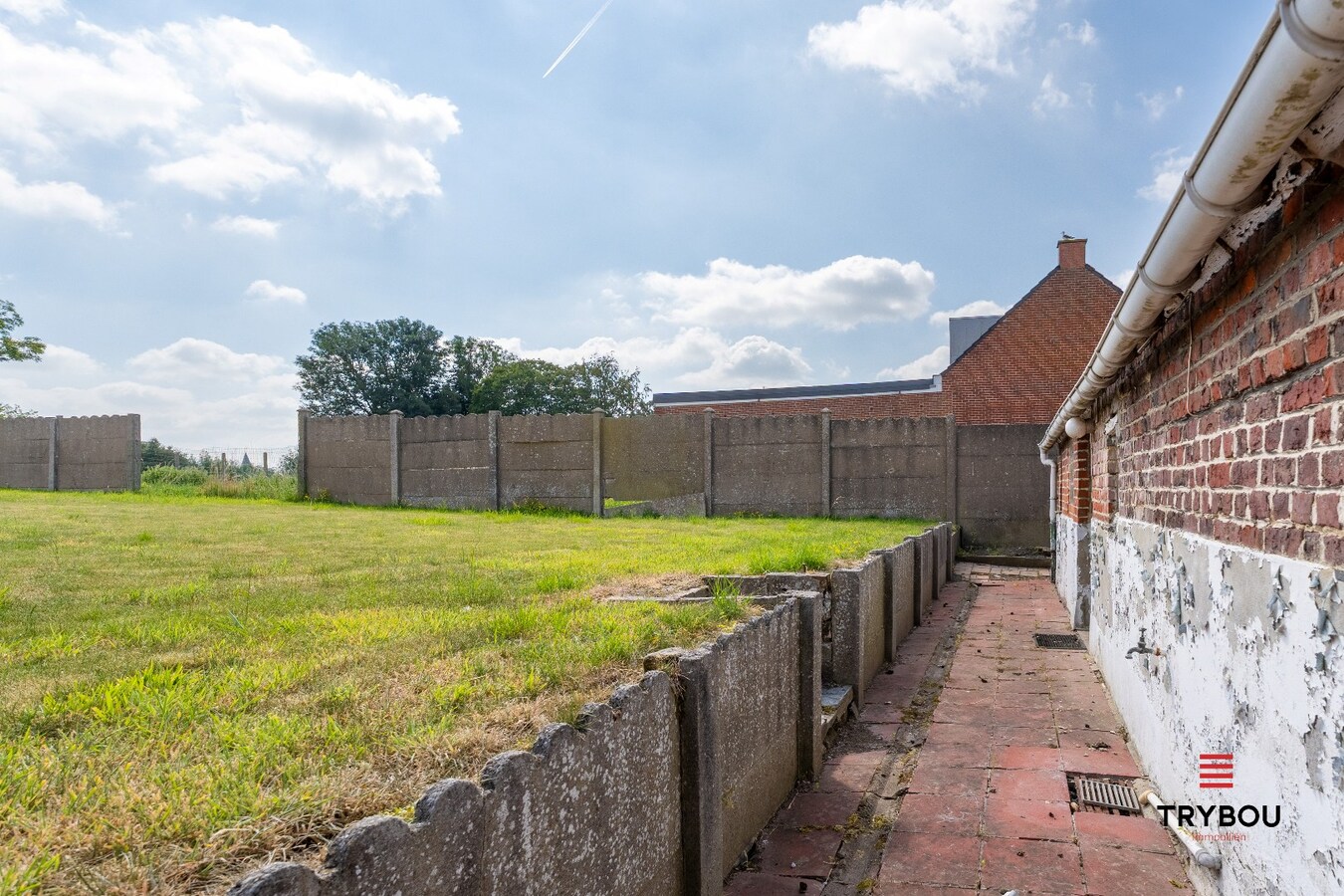 Te renoveren alleenstaande woning op een ruim perceel met tal van mogelijkheden! 