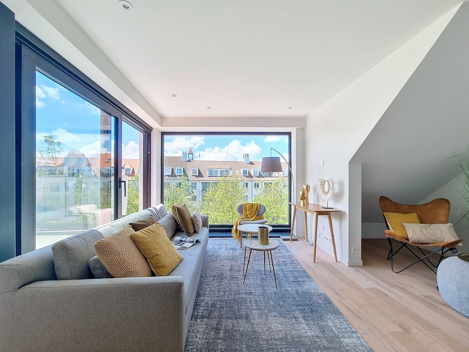 Nieuwbouw duplex in volledig gerenoveerd gebouw van 2021, centraal gelegen nabij Duinenwater, waardoor alle winkels en openbaar vervoer bereikbaar zijn op wandelafstand. 