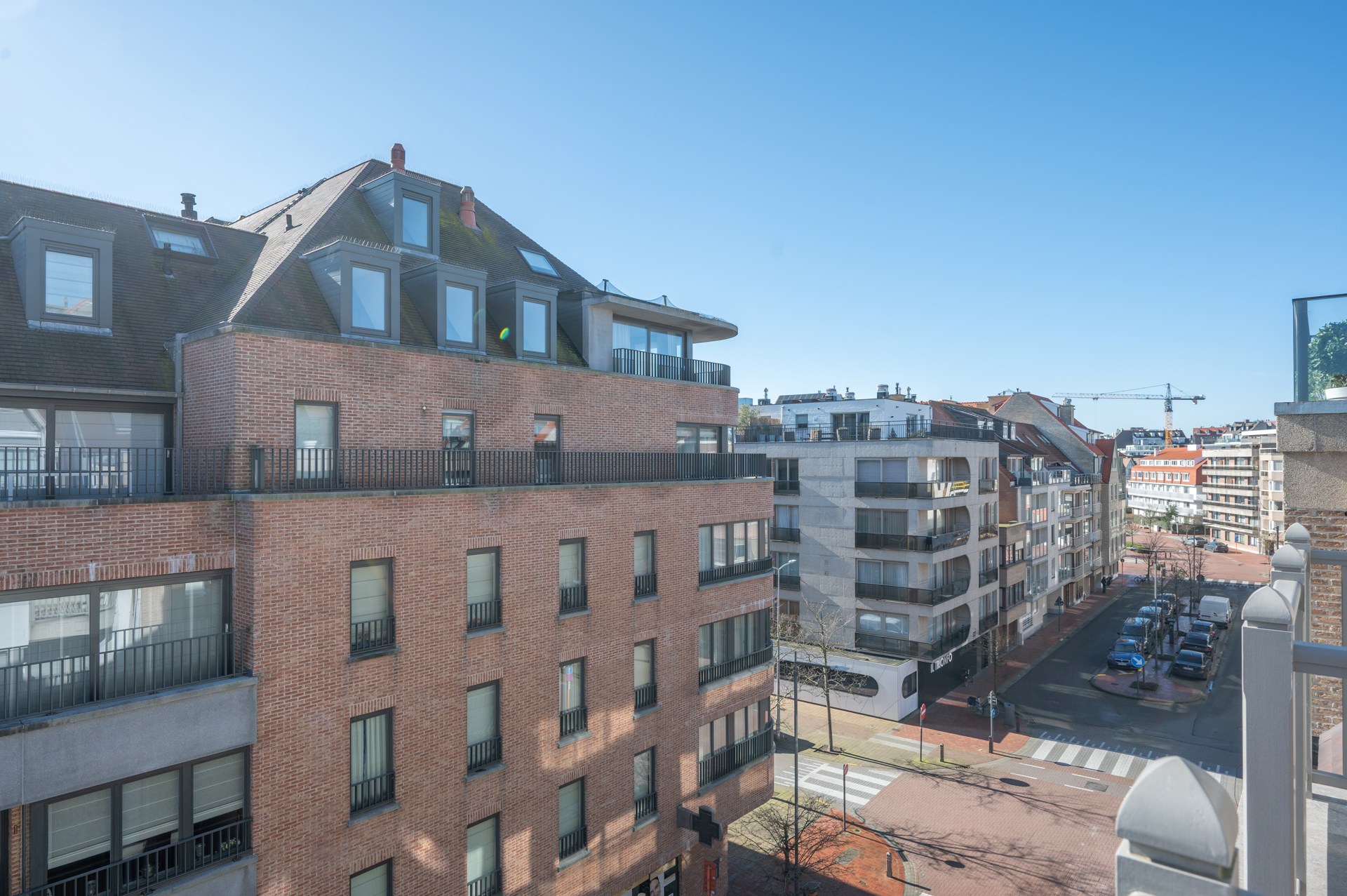 Ruim duplexappartement  in een recent gebouwde residentie in het levendige centrum van Knokke, op korte wandelafstand van het strand. 