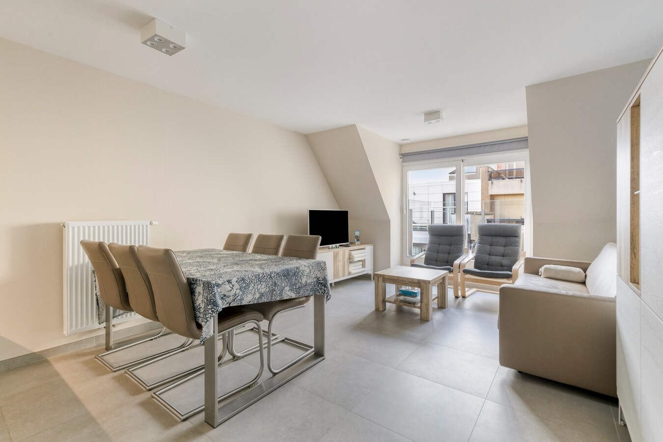 Appartement à la déco moderne situé au 5e étage, rue Ankerweg, à La Panne : un point de départ idéal pour profiter pleinement de la vie au bord de la mer. 