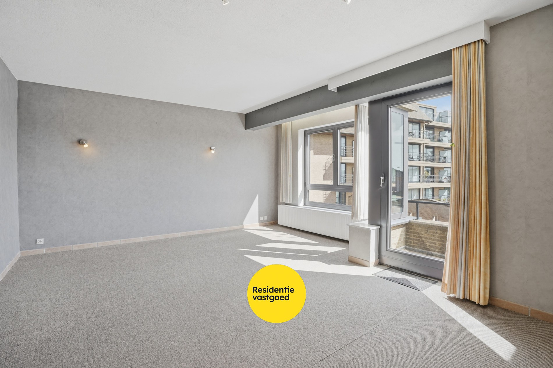 Op te frissen 2-slaapkamerappartement (73m²) te Koksijde Sint-Idesbald. 