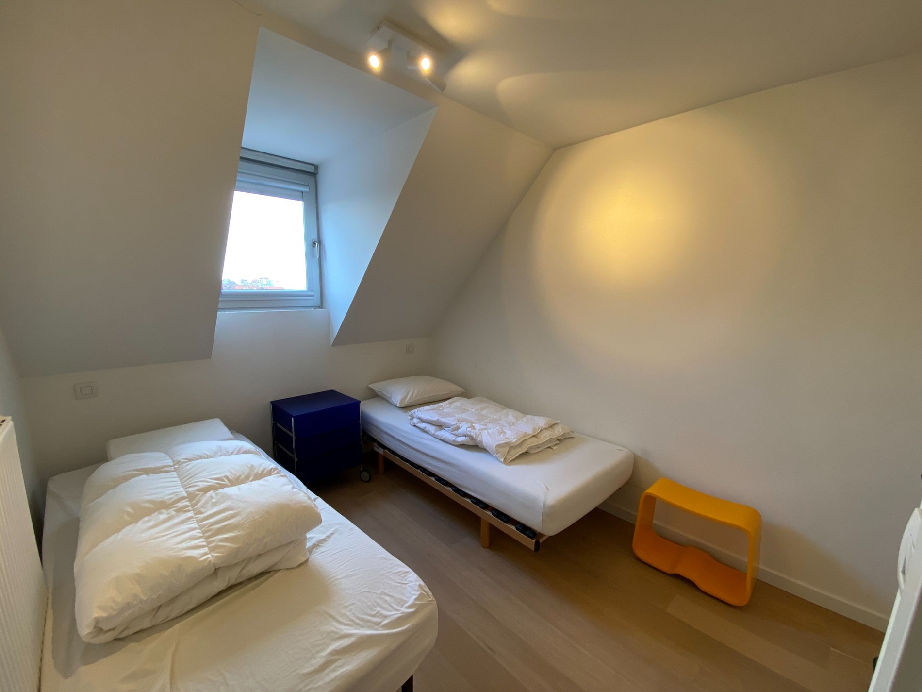 Appartement en duplex avec 3 chambres à coucher complètes et deux grandes terrasses ensoleillées offrant une vue dégagée, situé du côté ensoleillé de l'avenue Lippens. 