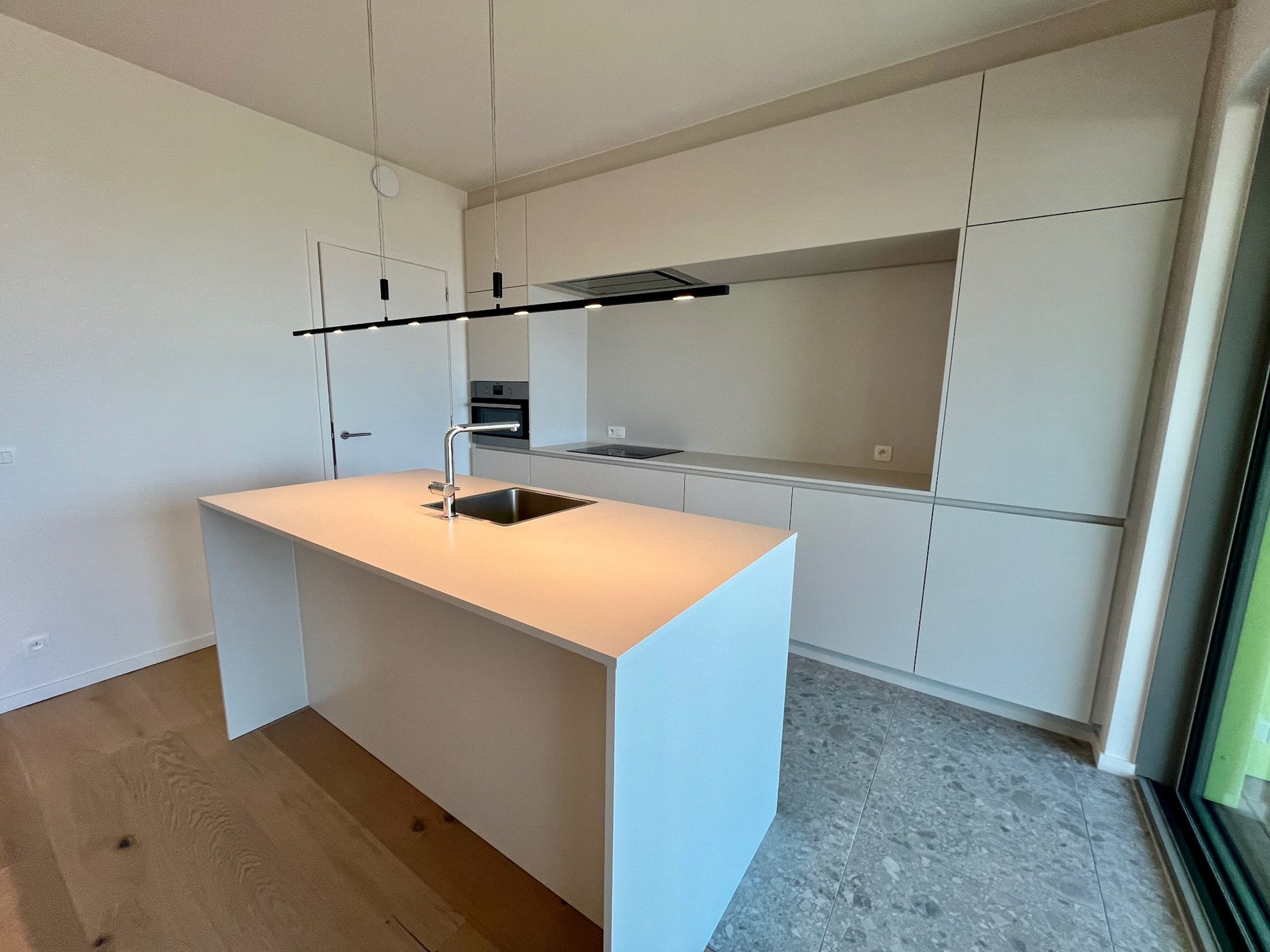 Non-meublé: Appartement de 2 pièces, situé au centre, à la Résidence Hoos avec vue latérale sur la mer. 