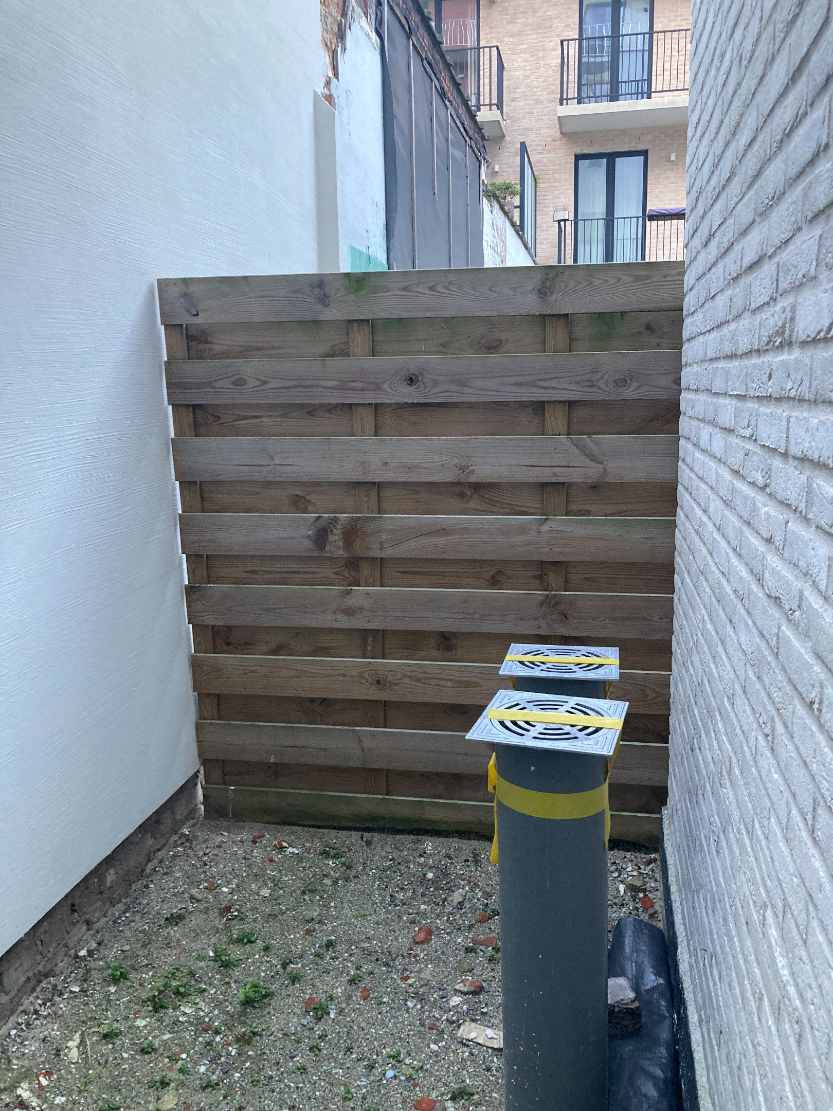 Casco winkelruimte met mezzanine met veel lichtinval gelegen  in een nieuwbouwresidentie op een toplocatie op die Lippenslaan te Knokke. 