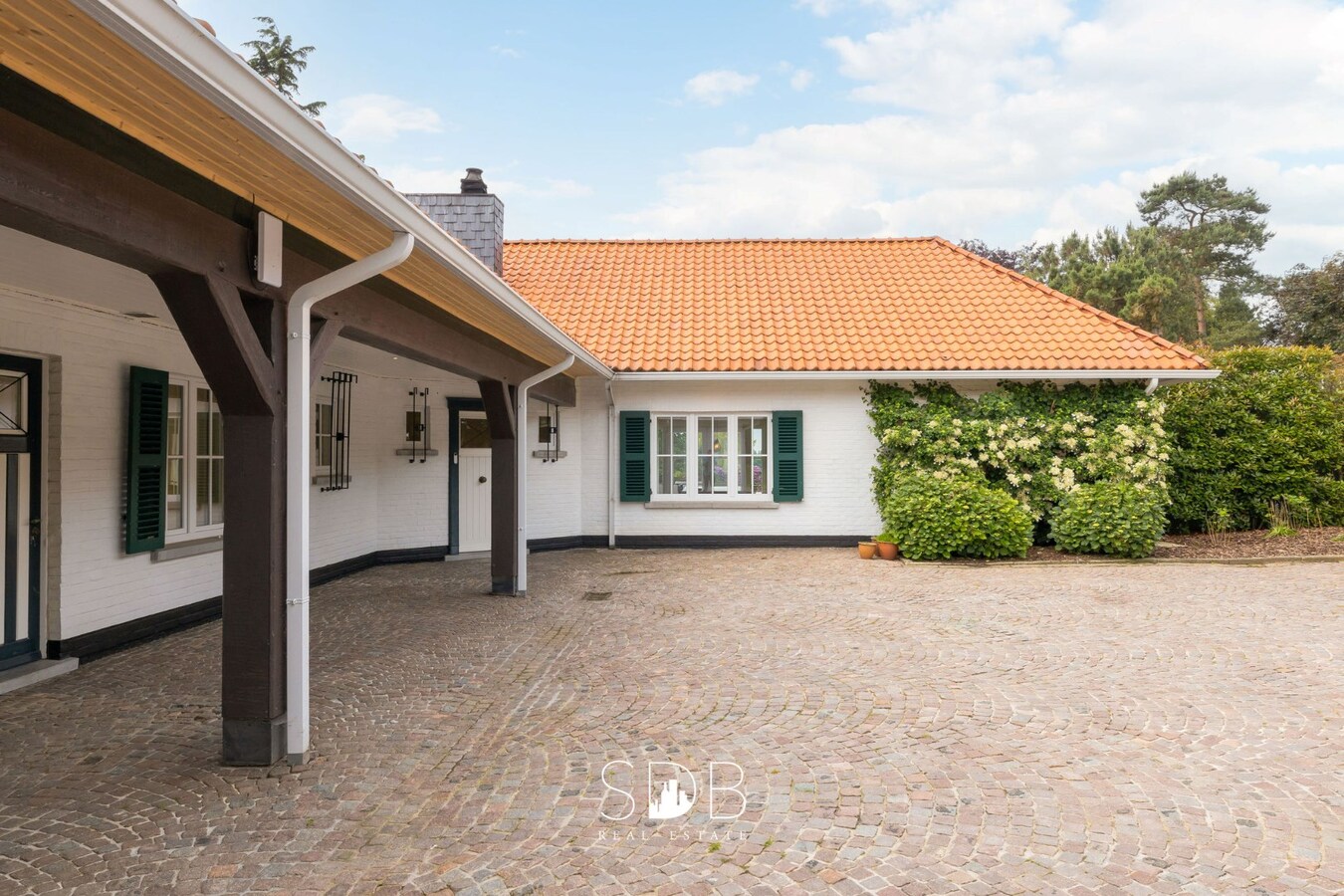 Prachtige villa met zwembad, paardenstallen, paddock en grasland op 1,3HA 