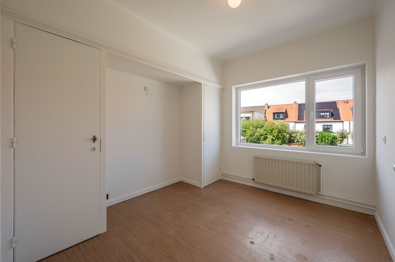 Brede gezinswoning met garage, privé staanplaats en zonnige stadstuin in Oud-Knokke. 