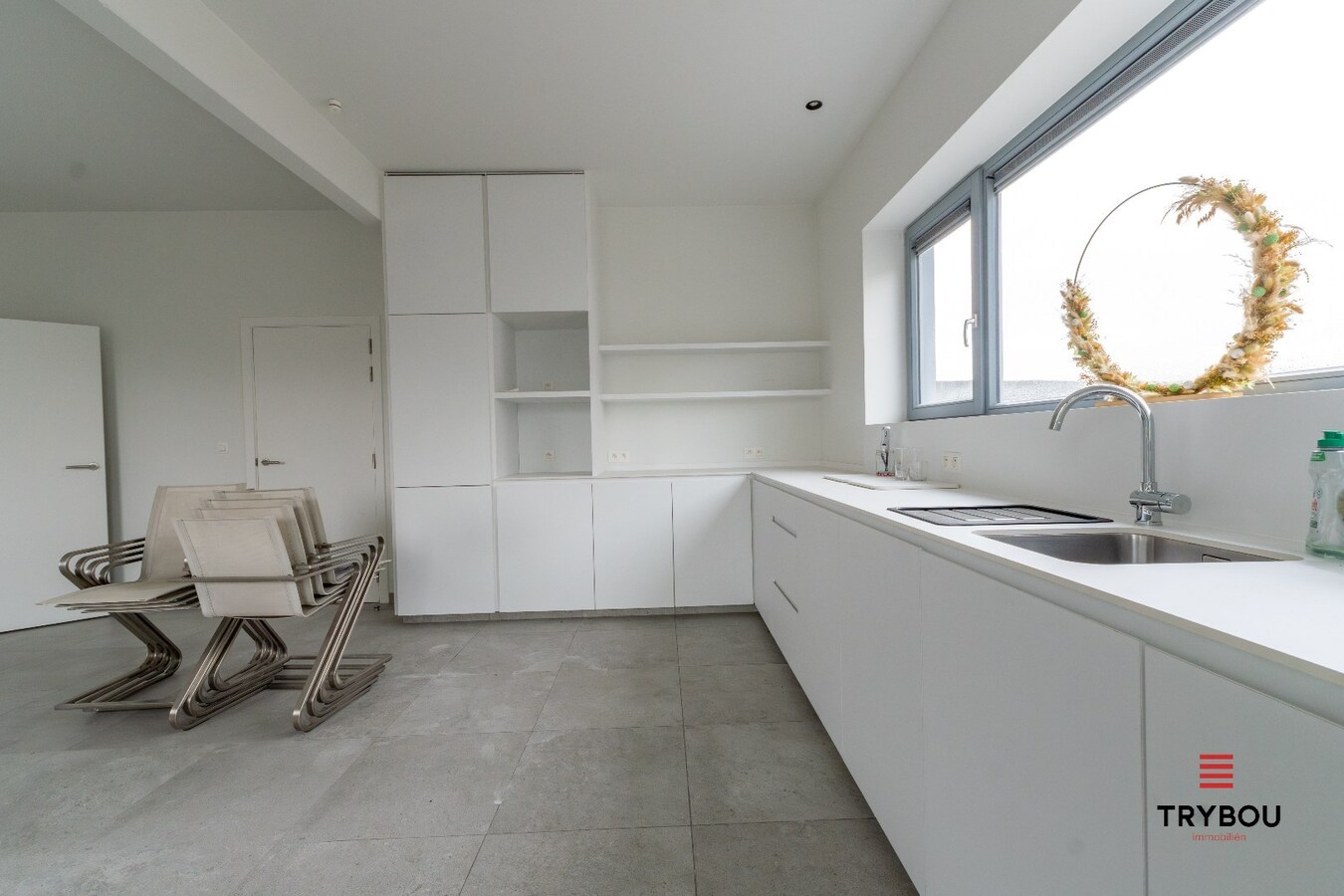 Groot kantoorgebouw op toplocatie te Ieper 