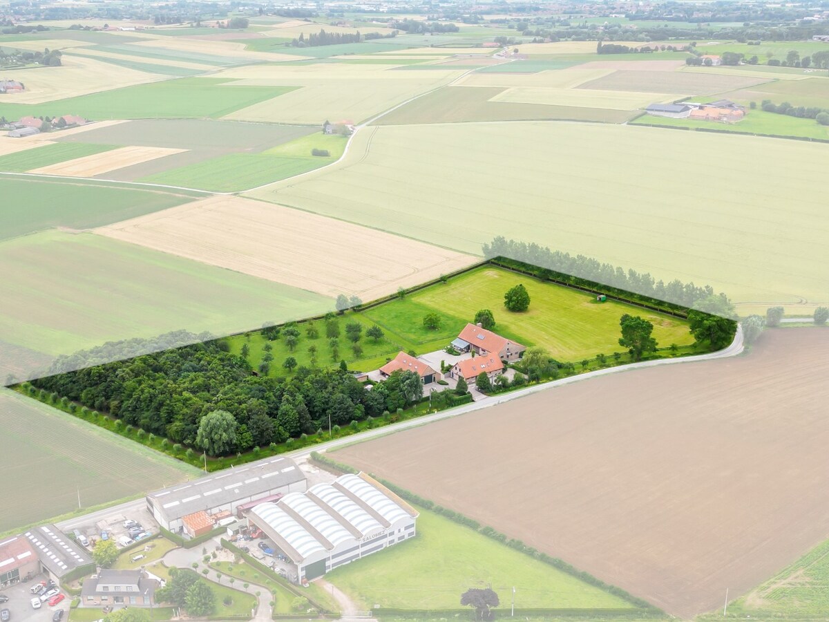 Unieke vierkantshoeve op toplocatie in Heuvelland te koop! 