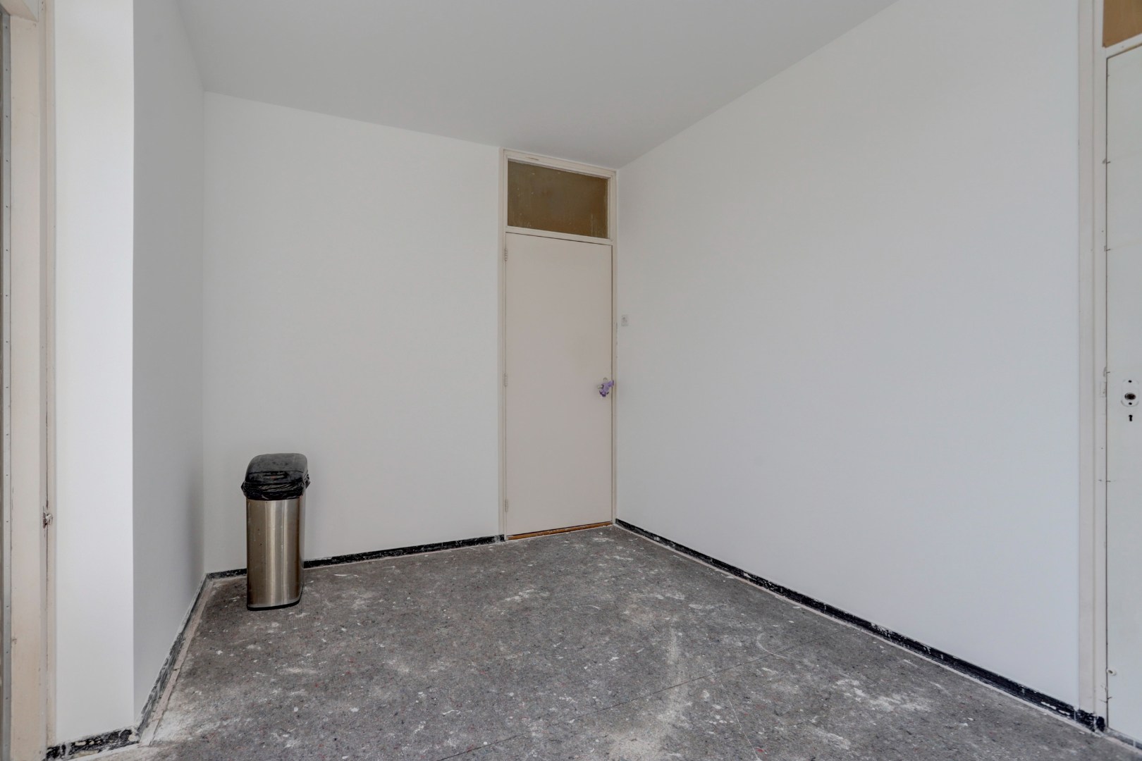 Dit 3 (voorheen 4) kamer appartement is helemaal naar eigen smaak te realiseren met 2 slaapkamers (3e slaapkamer is gemakkelijk te realiseren), 3 balkons, berging in de onderbouw en gelegen op eigen g 