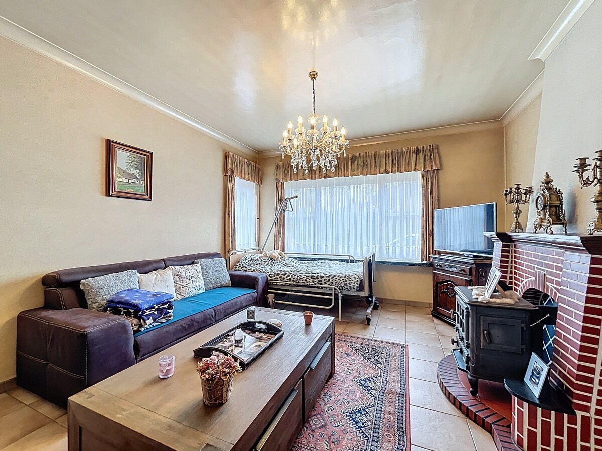 Ruime, solide jaren '50 woning met 2 garages te Nederzwalm 