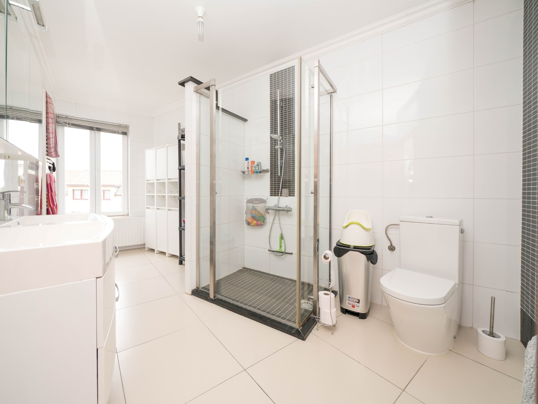 Zeer grote, instapklare woning met 6 kamers en 2 badkamers 