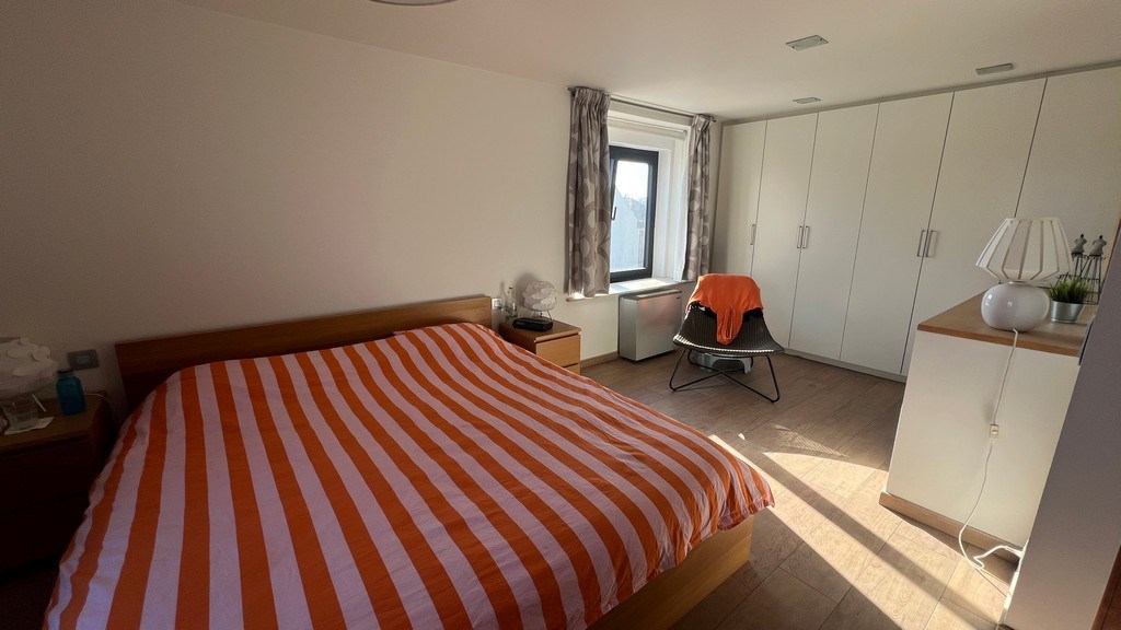 Showroom met werkplaats en appartement te koop in Wondelgem