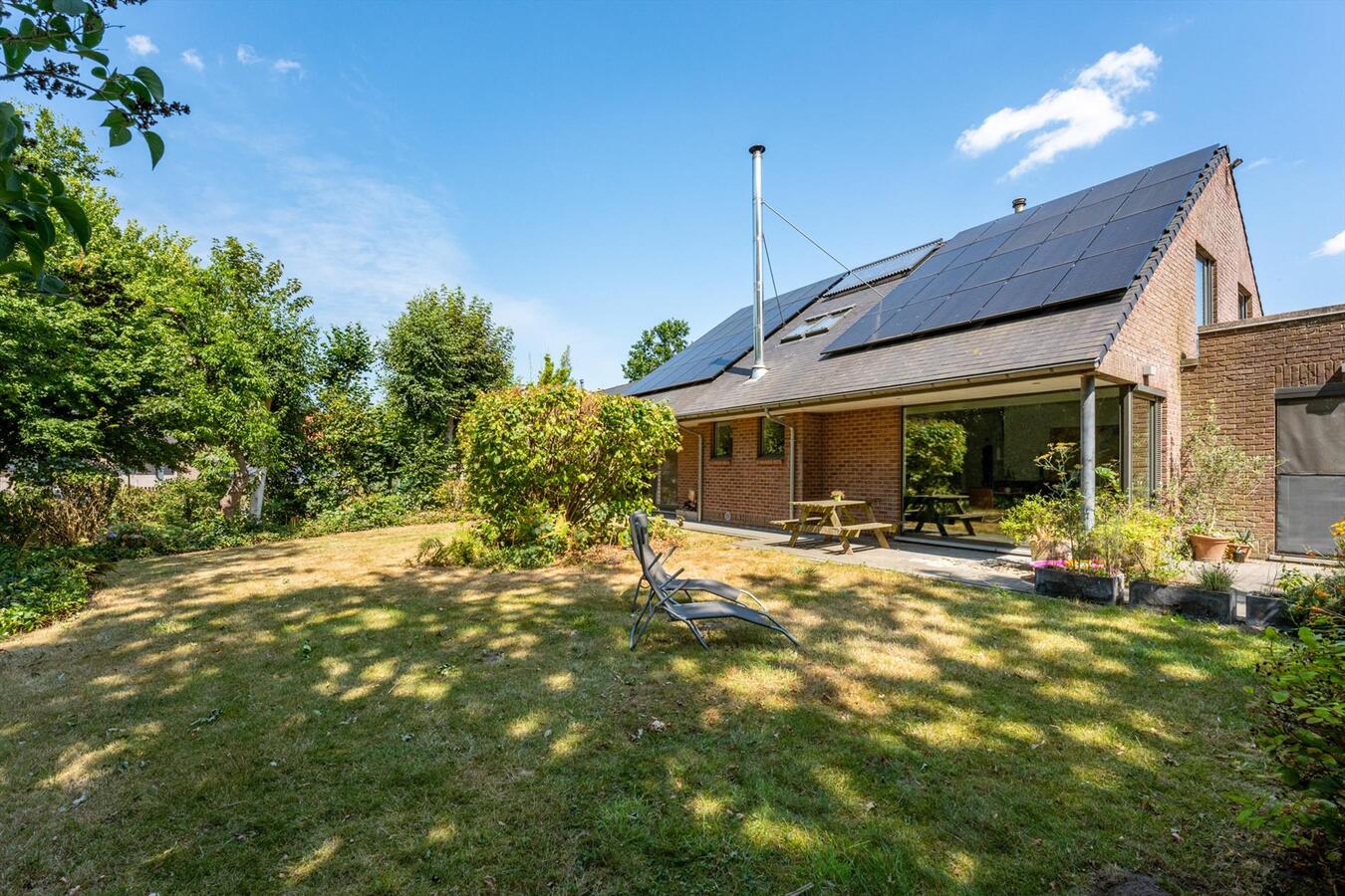 Zéér rustig gelegen woning met 5 slaapkamers en kantoorruimte te Kortemark 