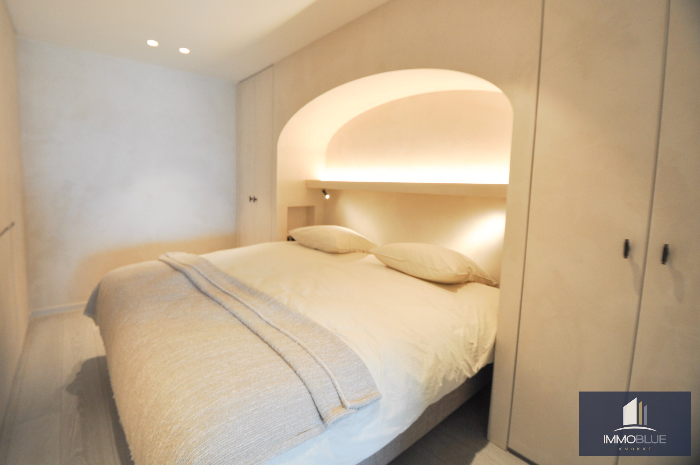 Appartement exceptionnel avec vue frontale sur la mer et une façade d’environ 11,5 mètres, situé au Zoute. 