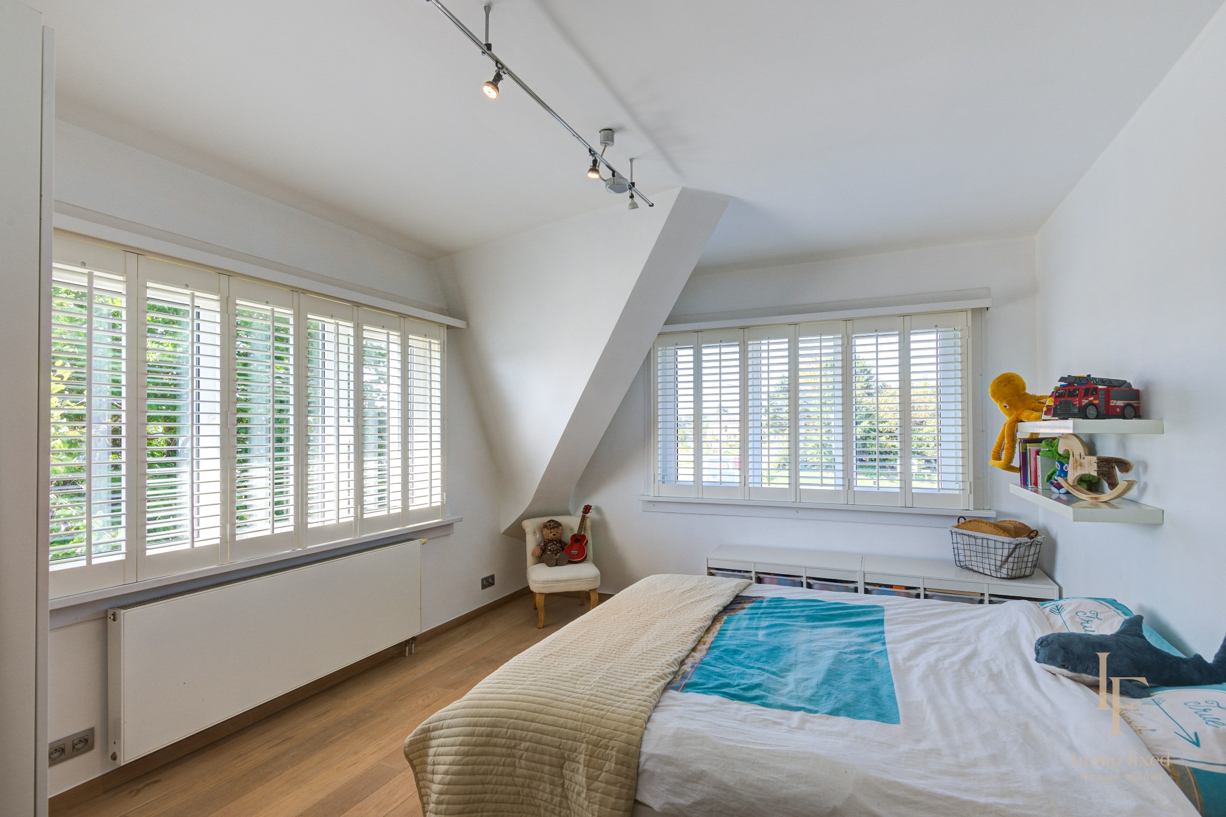 Villa met magazijn, garagebox en 12+ parkeerplaatsen te Kontich! 