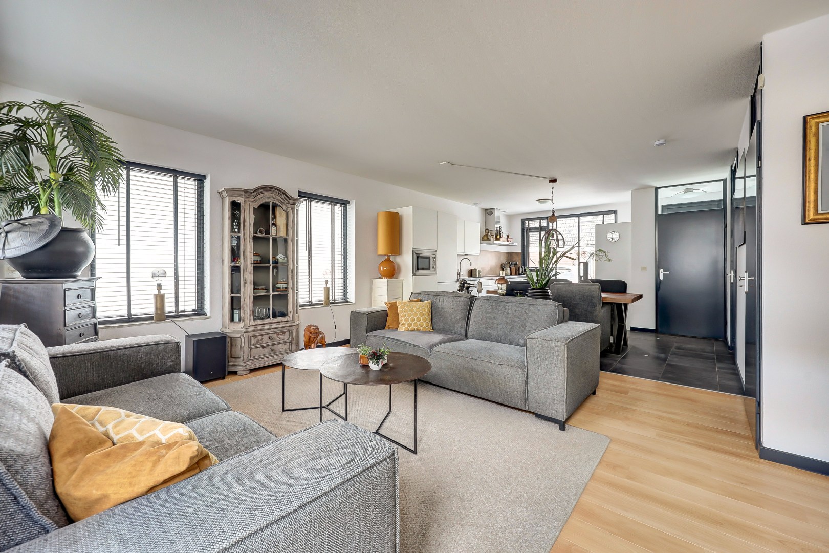 Instap klaar en moderne 4-kamer hoekwoning met 3 ruime slaapkamers, fraaie keuken en badkamer, onderhoudsvriendelijke tuin en gelegen op eigen grond. 