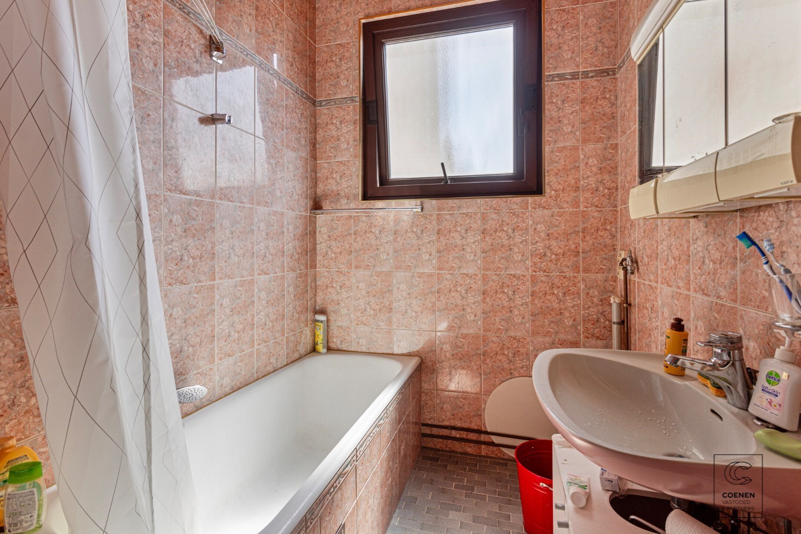 Prachtige handelsruimte met een bruikbare oppervlakte van 355 m² op een SCHITTERENDE locatie te Berchem 