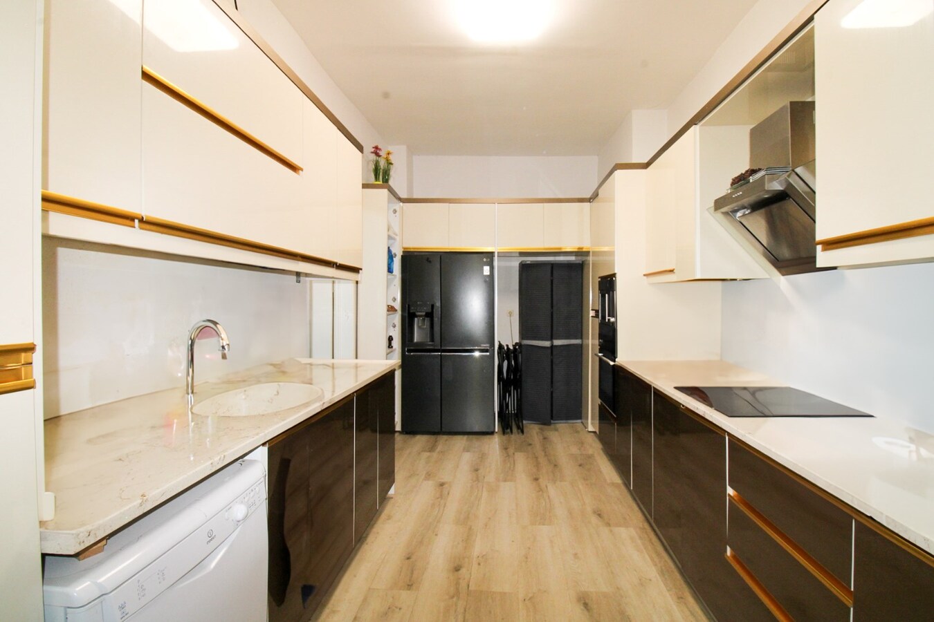 Investeren in het hart van Sint-Niklaas: Veelzijdig handelshuis met uitbreidingspotentieel in bruisend centrum te koop 