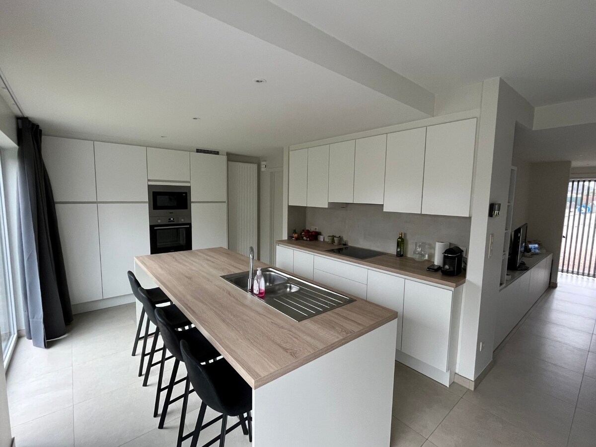 Energetisch gerenoveerde, ruime gesloten bebouwing te Kruisem 